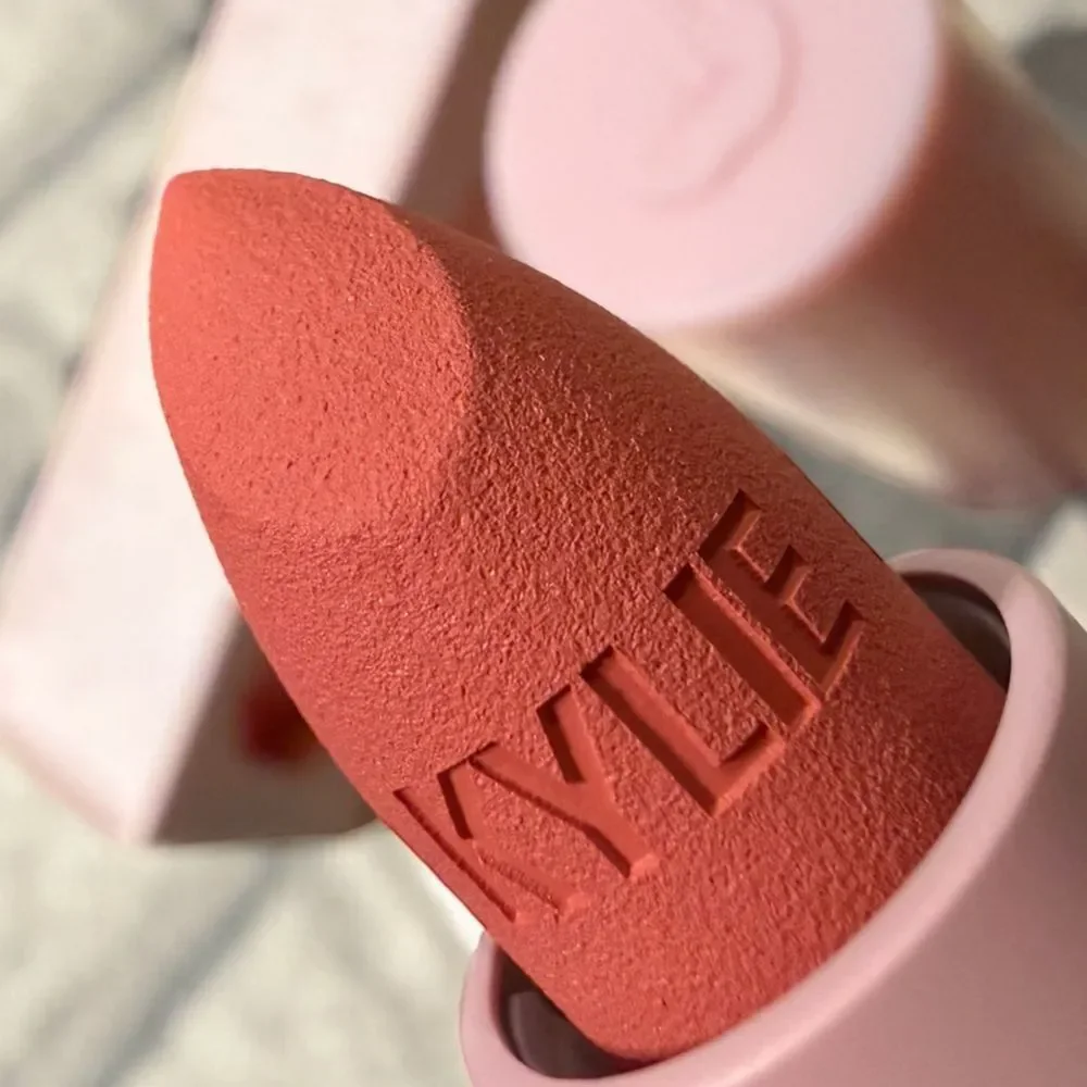 Kylie Cosmetics Matte Lipstick – Shade 209 “Summer Somewhere” (Women)